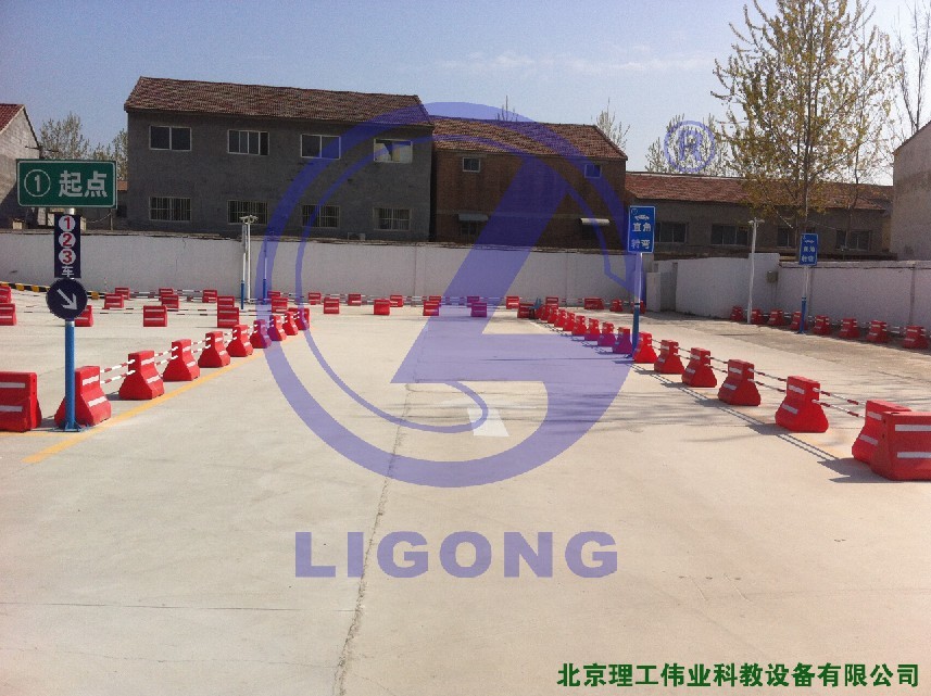 科目二場地考試，直角轉(zhuǎn)彎